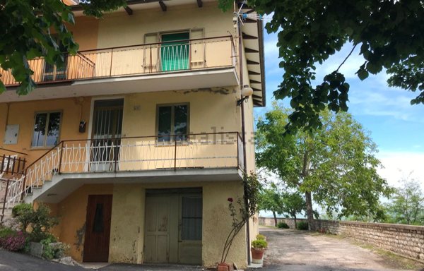 casa indipendente in vendita ad Urbino in zona La Torre