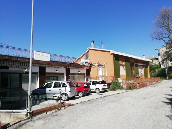 casa indipendente in vendita ad Urbino in zona Pieve di Cagna