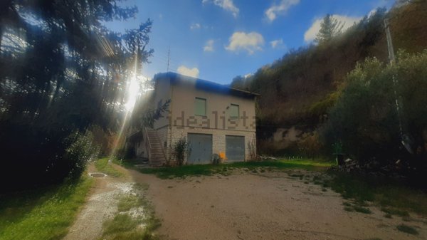 casa indipendente in vendita ad Urbino in zona Canavaccio