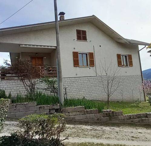 casa indipendente in vendita ad Urbino in zona Canavaccio