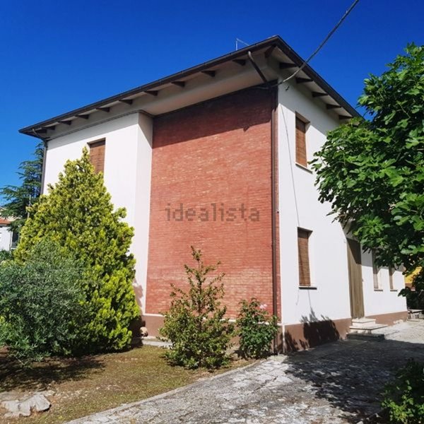 casa indipendente in vendita ad Urbino in zona Canavaccio
