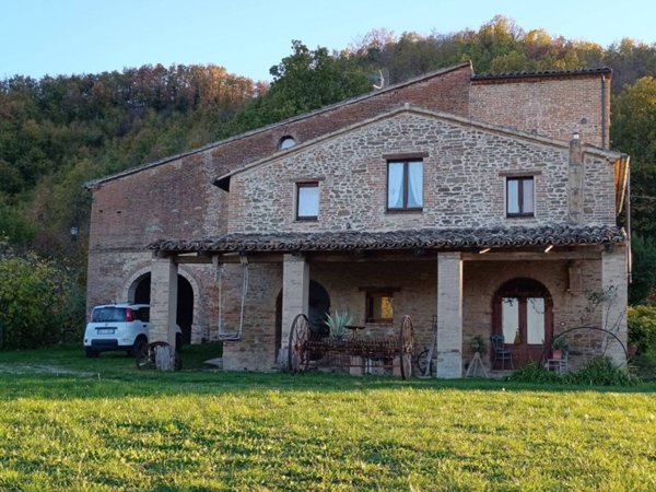 casa indipendente in vendita ad Urbino in zona Monteavorio