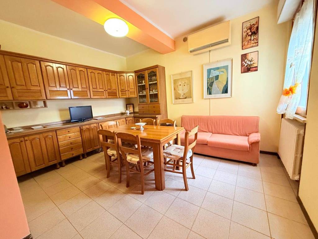 appartamento in vendita ad Urbino in zona Canavaccio