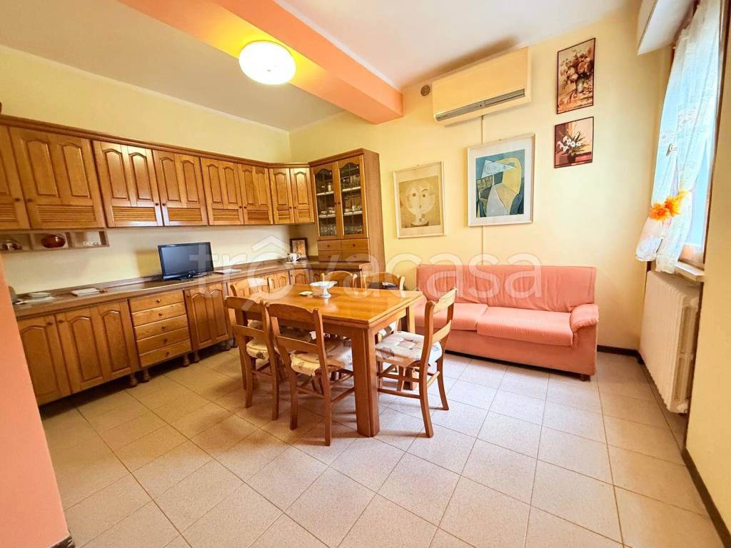 appartamento in vendita ad Urbino in zona Canavaccio