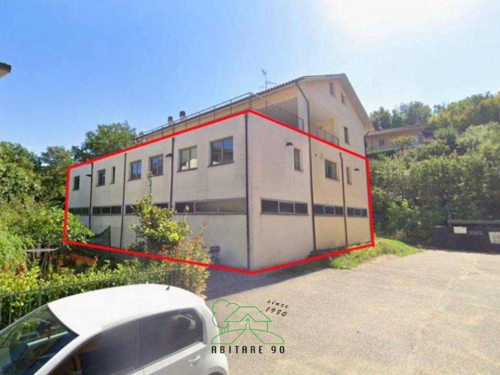 locale commerciale in vendita ad Urbino in zona Sasso