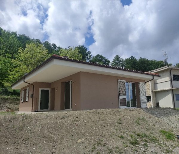 casa indipendente in vendita ad Urbino in zona Montesoffio