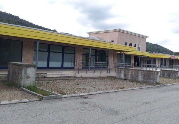 negozio in vendita ad Urbino in zona Canavaccio
