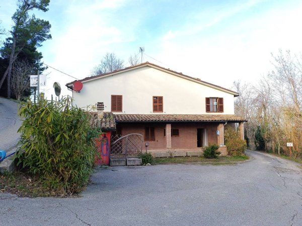 casa indipendente in vendita ad Urbino in zona Gadana