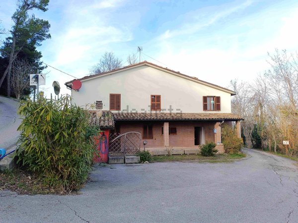 casa indipendente in vendita ad Urbino in zona Gadana