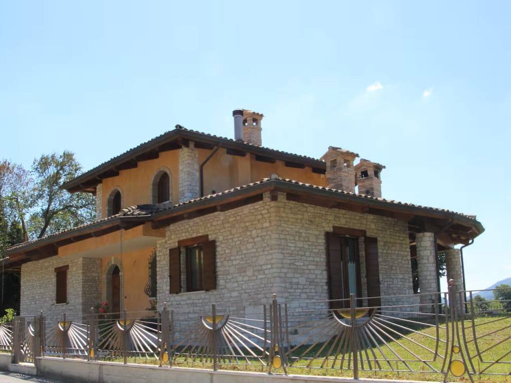 casa indipendente in vendita ad Urbino in zona Canavaccio