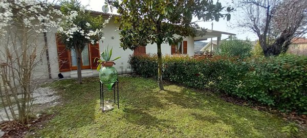 casa indipendente in vendita ad Urbino in zona Canavaccio