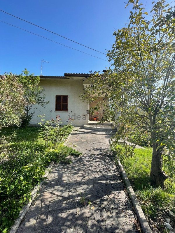 casa indipendente in vendita ad Urbino in zona Canavaccio