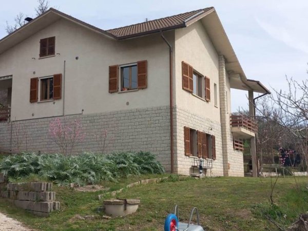 casa indipendente in vendita ad Urbino in zona Canavaccio