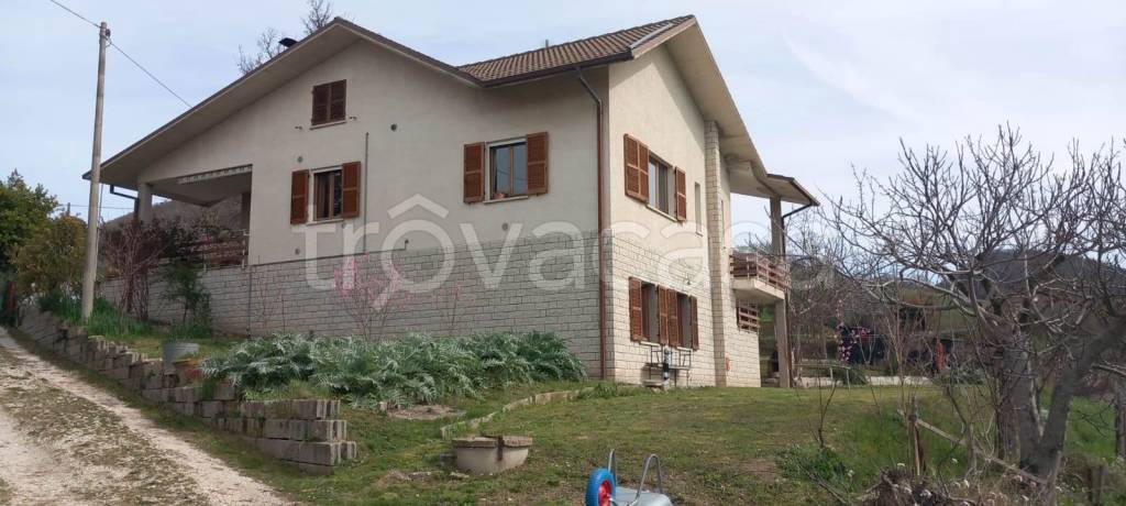 casa indipendente in vendita ad Urbino in zona Canavaccio