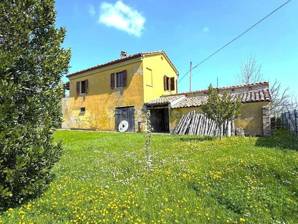 casa indipendente in vendita ad Urbino in zona Pieve di Cagna