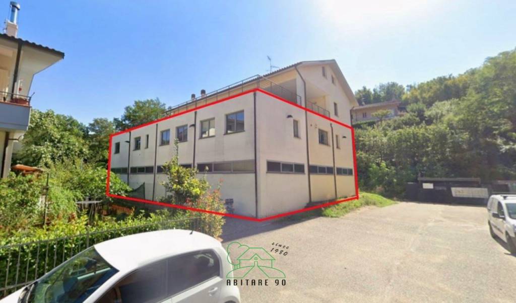 locale commerciale in vendita ad Urbino in zona Sasso