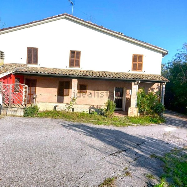 casa semindipendente in vendita ad Urbino in zona Gadana