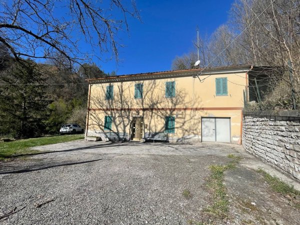 casale in vendita ad Urbino in zona San Marino di Urbino