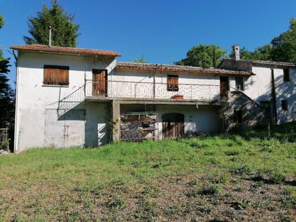 casa indipendente in vendita ad Urbino in zona Canavaccio