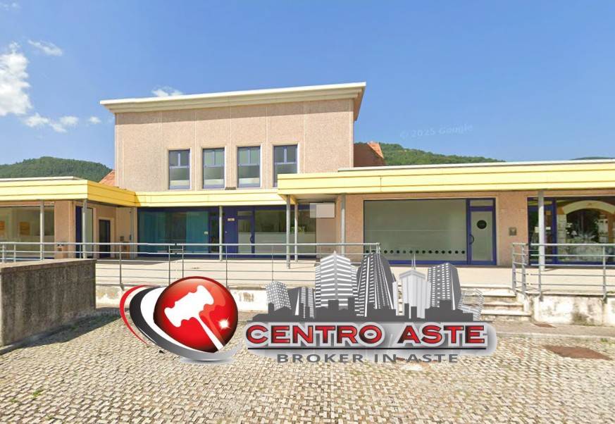 negozio in vendita ad Urbino in zona Canavaccio