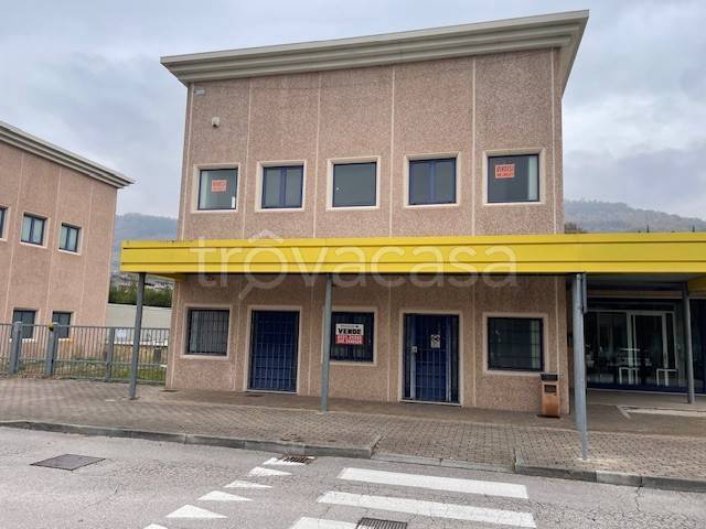 ufficio in vendita ad Urbino in zona Canavaccio