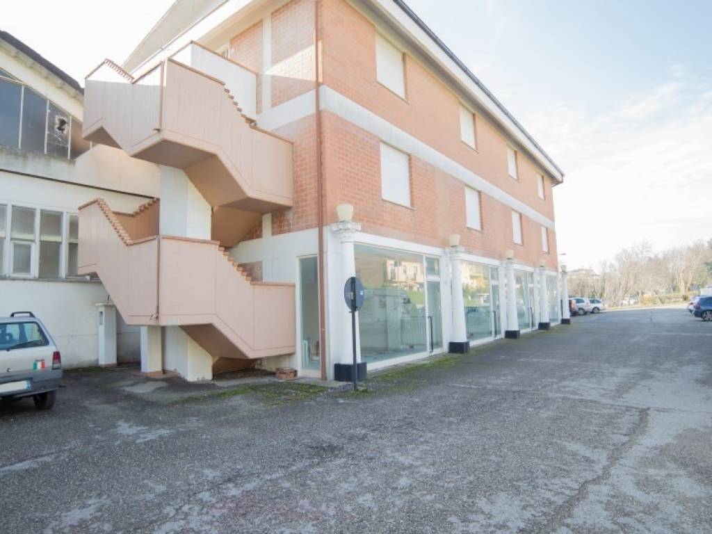 intera palazzina in vendita ad Urbino in zona Gadana