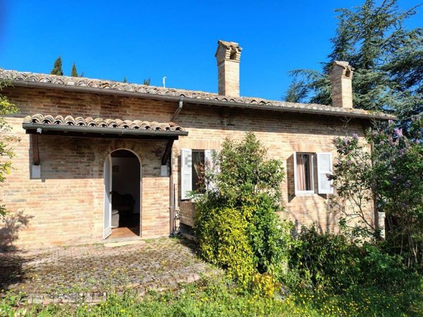 casa indipendente in vendita ad Urbino in zona Pallino Secondo