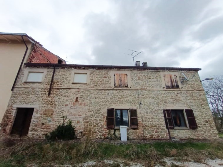 locale commerciale in vendita ad Urbino