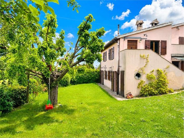 casale in vendita ad Urbino in zona Maciolla