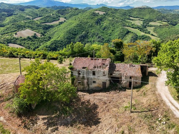 casa indipendente in vendita ad Urbino in zona Monteavorio