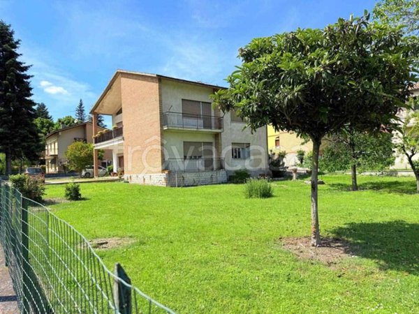 casa indipendente in vendita ad Urbino in zona Canavaccio