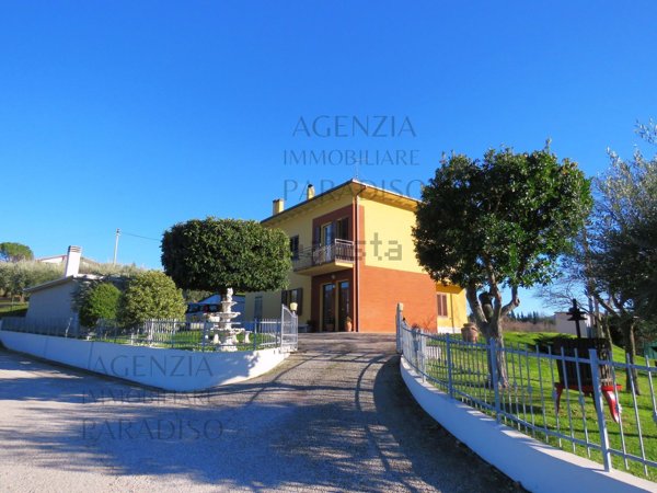 casa indipendente in vendita ad Urbino in zona Colonna