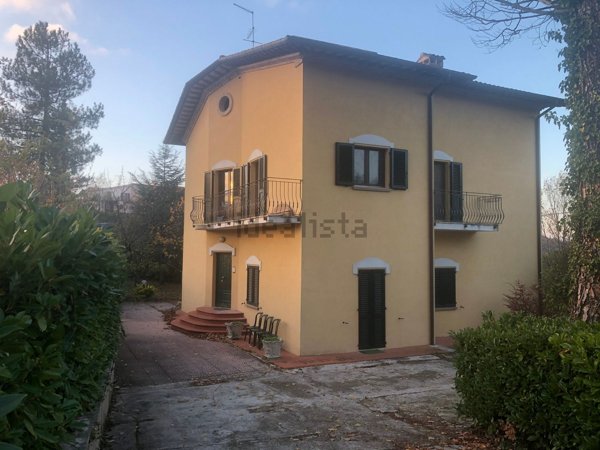 casa indipendente in vendita ad Urbino in zona Crocicchia