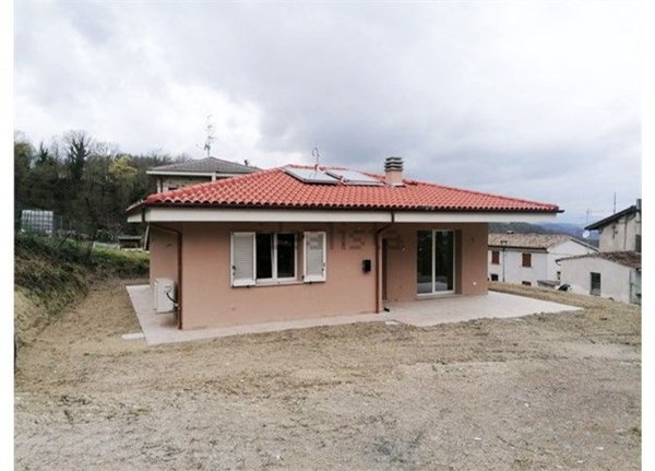 casa indipendente in vendita ad Urbino in zona Tufo