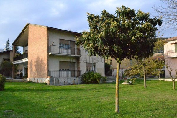 casa indipendente in vendita ad Urbino in zona Canavaccio