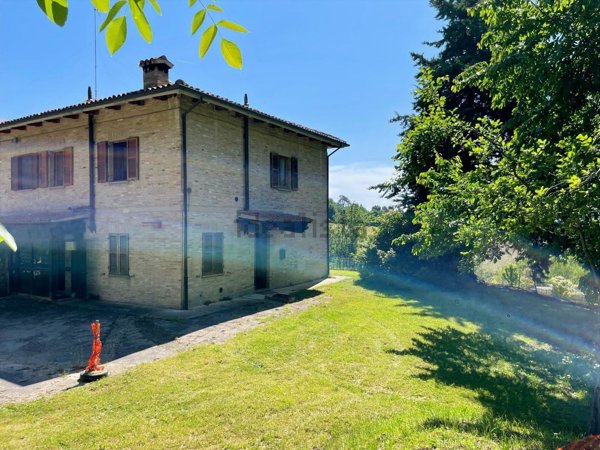 casa indipendente in vendita ad Urbino in zona Crocicchia