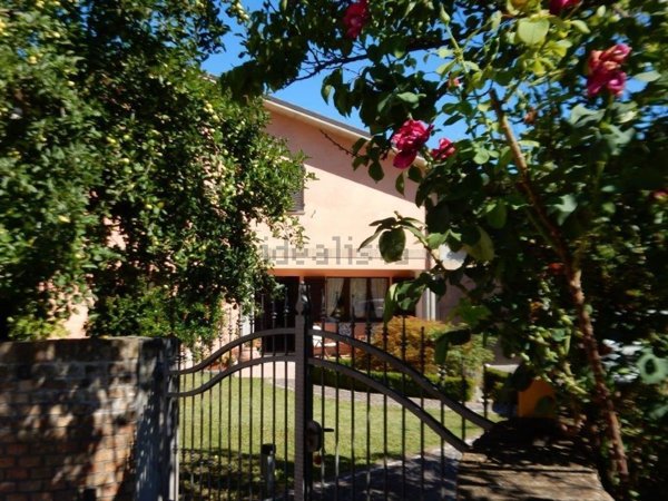 casa indipendente in vendita ad Urbino in zona Pallino Secondo