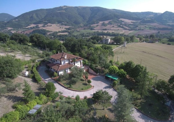 casa indipendente in vendita ad Urbino in zona Canavaccio