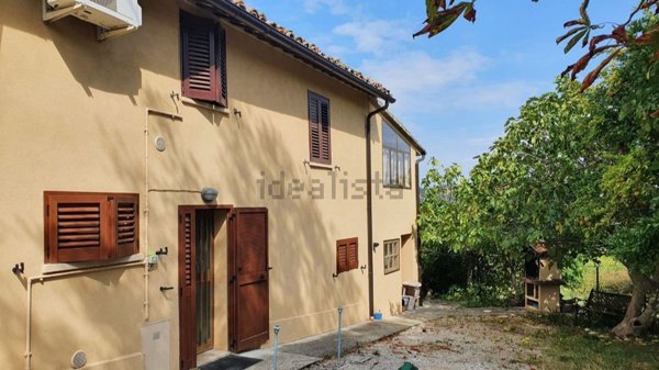 casa indipendente in vendita ad Urbino in zona Giardino della Galla