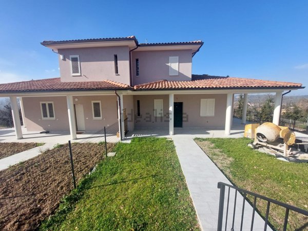 casa indipendente in vendita ad Urbino in zona Gadana