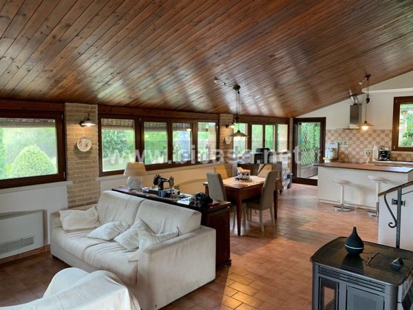 casa indipendente in vendita ad Urbino in zona Colonna