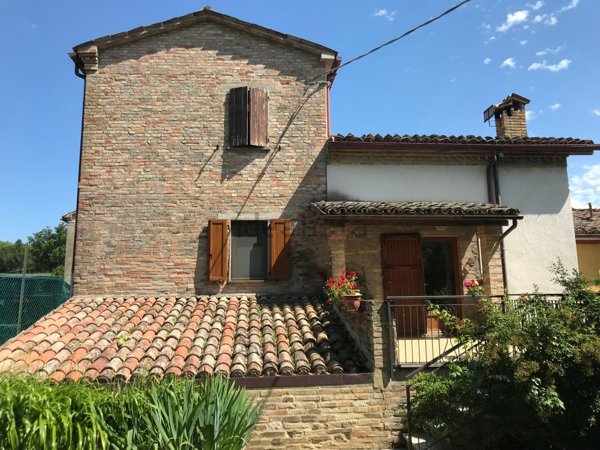 casa indipendente in vendita ad Urbino in zona Colonna