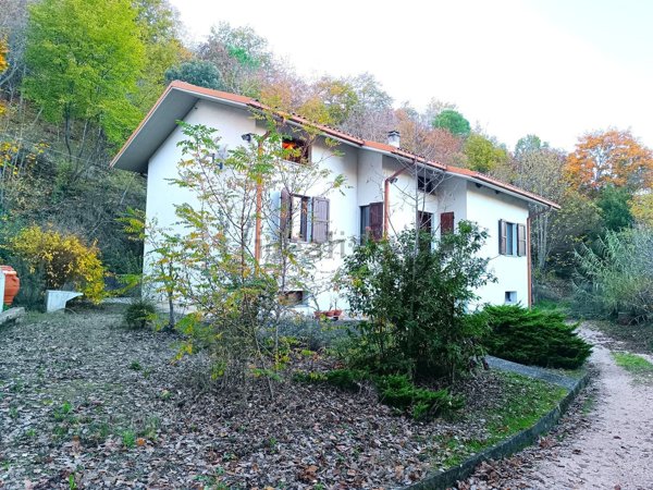 casa indipendente in vendita ad Urbino in zona Ospedaletto