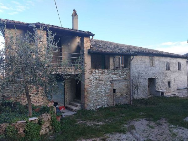 casa indipendente in vendita ad Urbino in zona Canavaccio