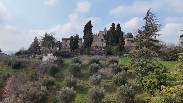 casa indipendente in vendita ad Urbino