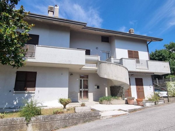 casa indipendente in vendita ad Urbino in zona Pieve di Cagna