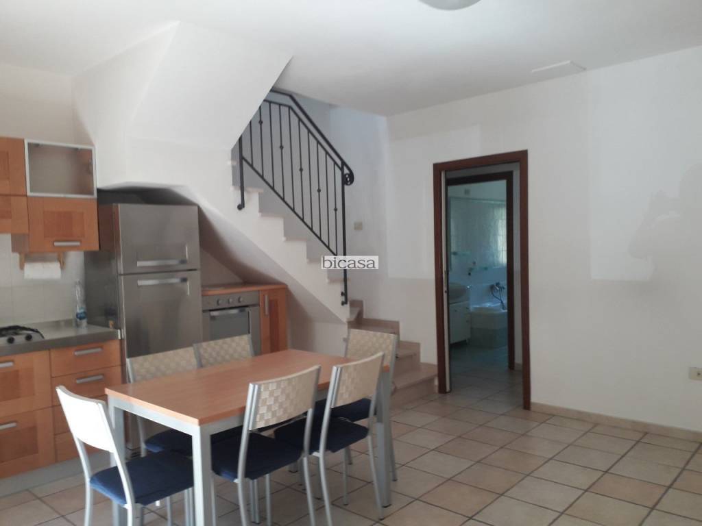 casa indipendente in vendita ad Urbino in zona Trasanni