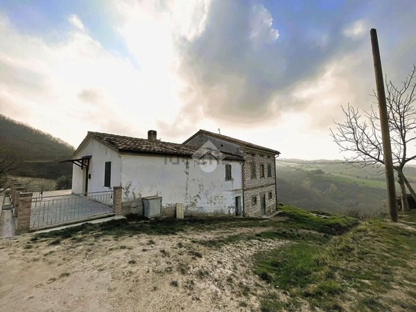casa indipendente in vendita ad Urbino in zona Palazzo del Piano