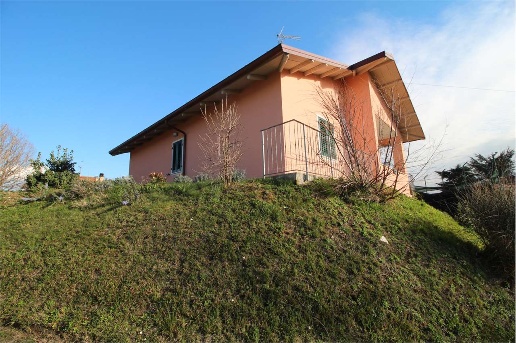 casa indipendente in vendita ad Urbino in zona Giardino della Galla