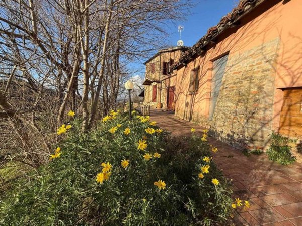 casa indipendente in vendita ad Urbino in zona Montesoffio